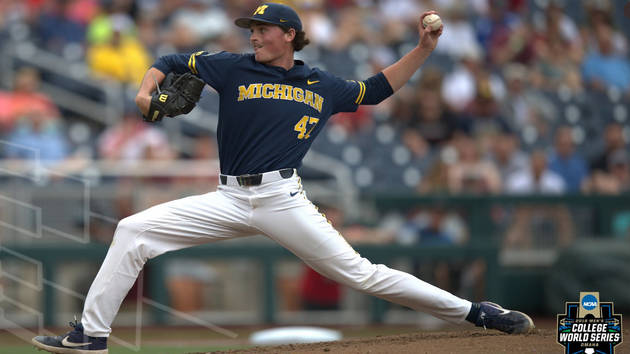 El lanzador abridor de la Universidad de Michigan, Tommy Henry, lanza contra el Estado de Florida en la Serie Mundial de 2019 en Omaha, Nebraska. (Foto: béisbol de Michigan / @ umichbaseb