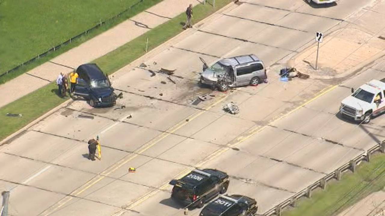 2 injured in crash on Livernois Road in Rochester Hills